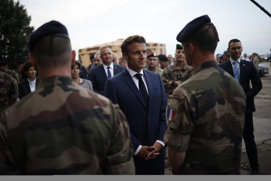 Emmanuel Macron a ajuns la baza Kogălniceanu marți seară. Miercuri dimineață se întâlnește cu Klaus Iohannis