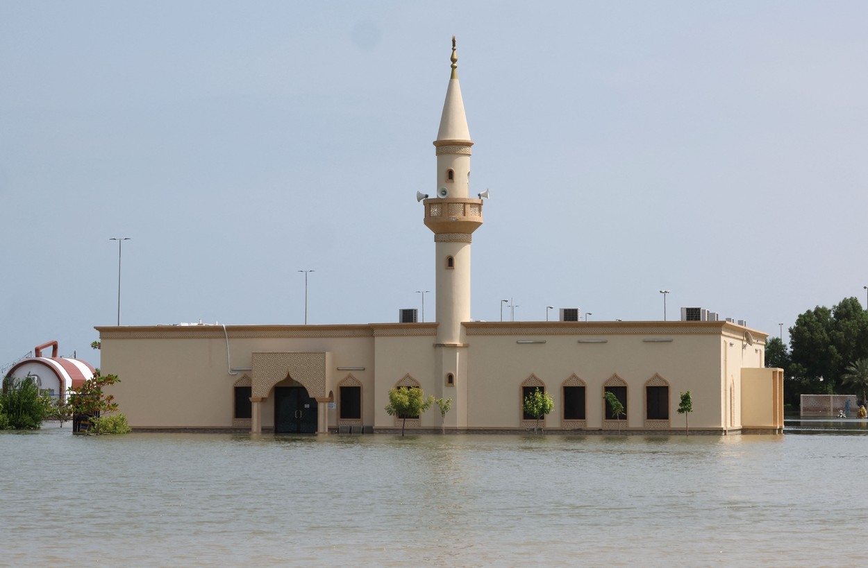 Inundațiile catastrofale au făcut victime în Emiratele Arabe Unite. A plouat în câteva ore cât în doi ani - VIDEO
