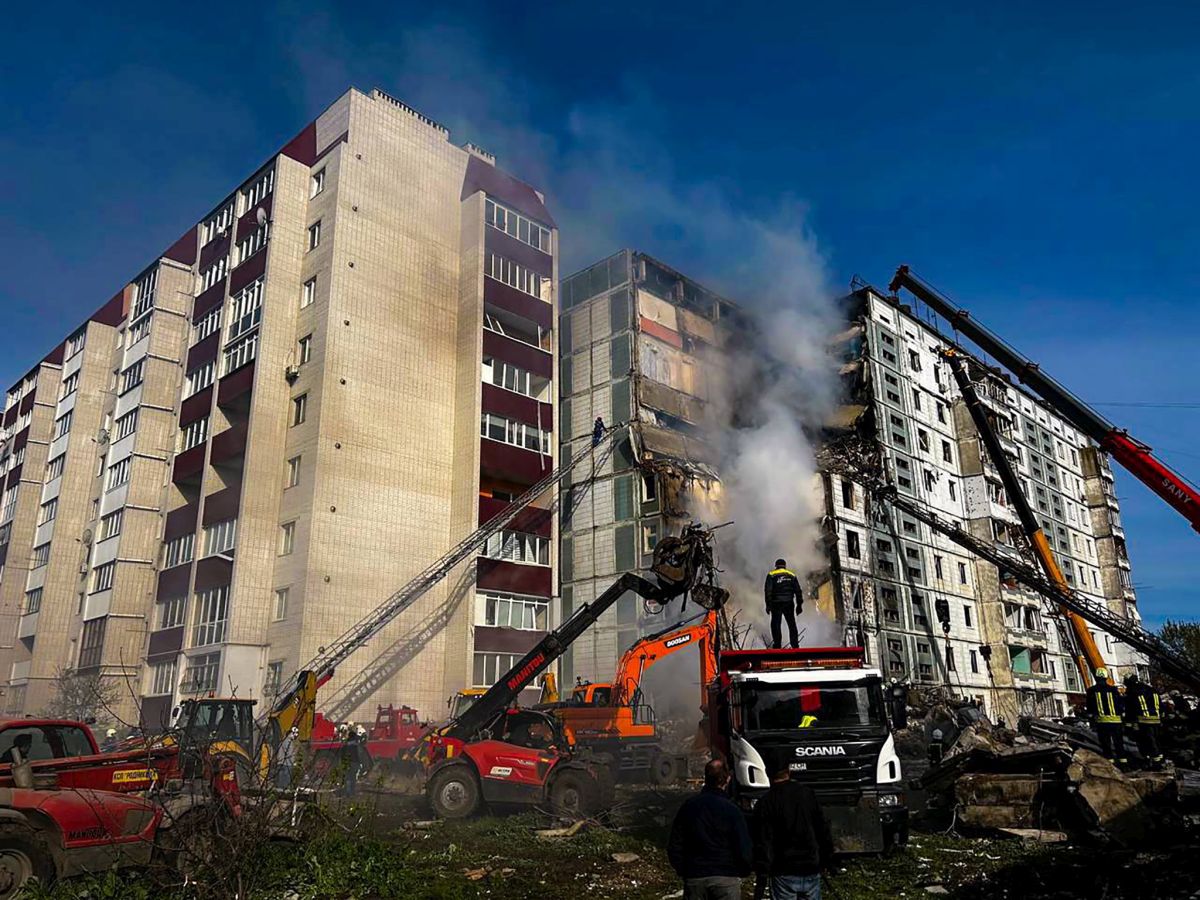 Imagini cu urmările atacului masiv al Rusiei asupra unor orașe ucrainene, din timpul nopții. Cum arată acum blocul lovit de o rachetă
