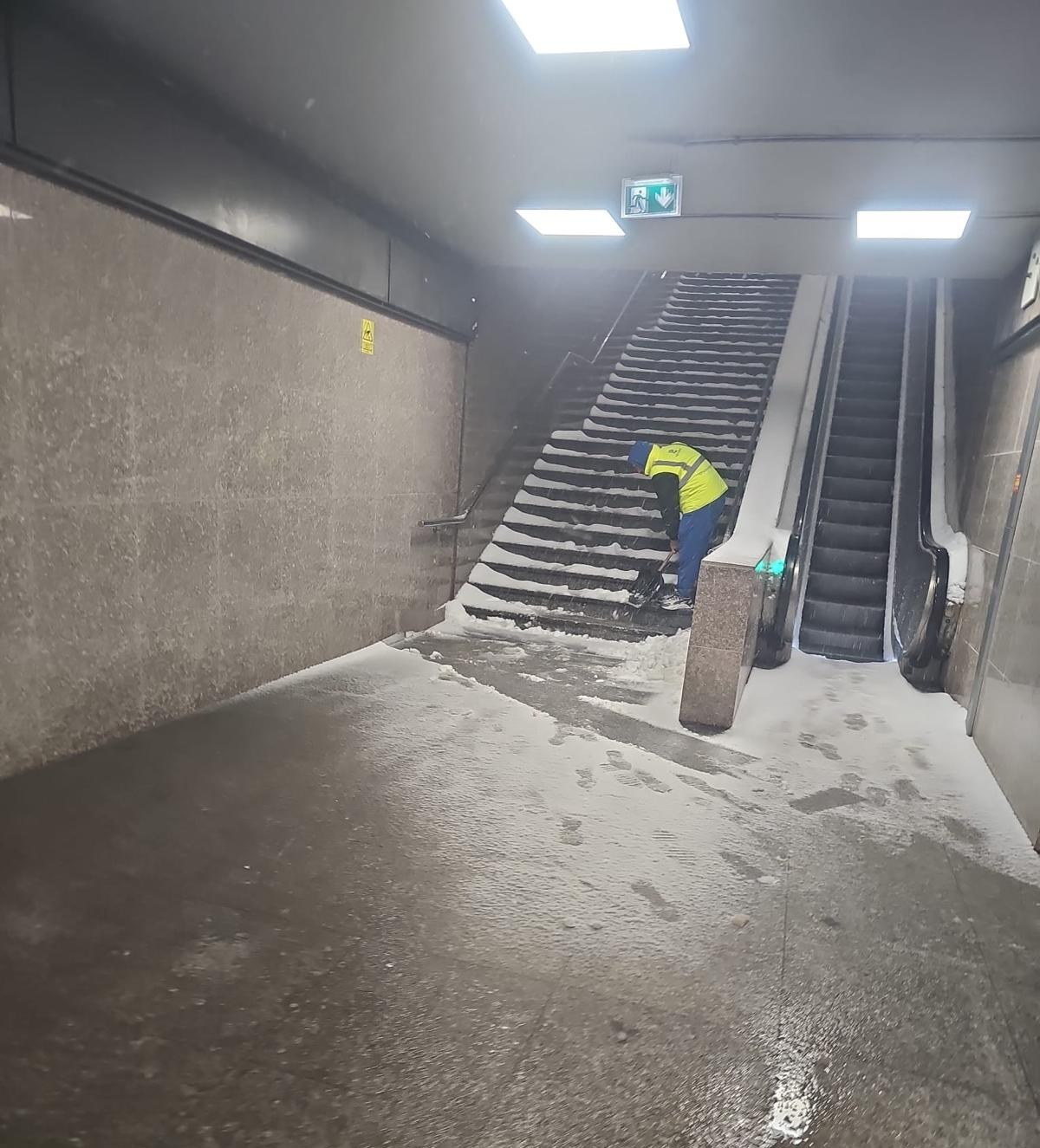 Ciprian Ciucu a ieșit la miezul nopții pe străzile din București. Dimineața, Primăria îi lăuda pe cetățeni că au deszăpezit orașul: „Primarul coordonează situația. Par mobilizați”