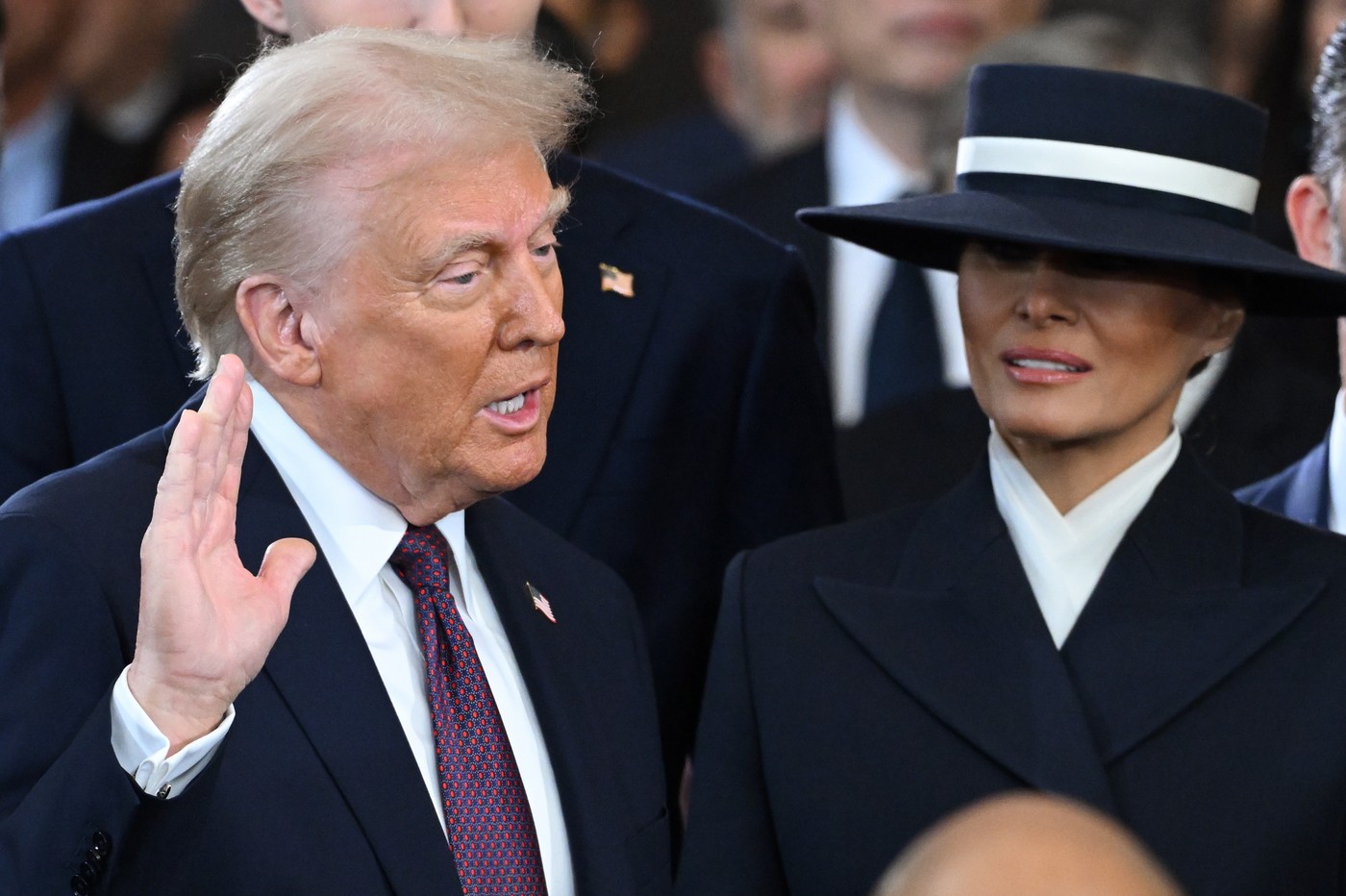 Donald Trump, ținut la distanță de Melania. N-a putut s-o sărute din cauza pălăriei