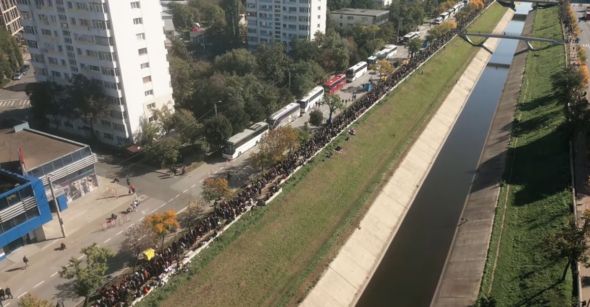 Imagini cu mii de pelerini care stau la coadă la moaștele Sfintei Parascheva, filmate cu drona