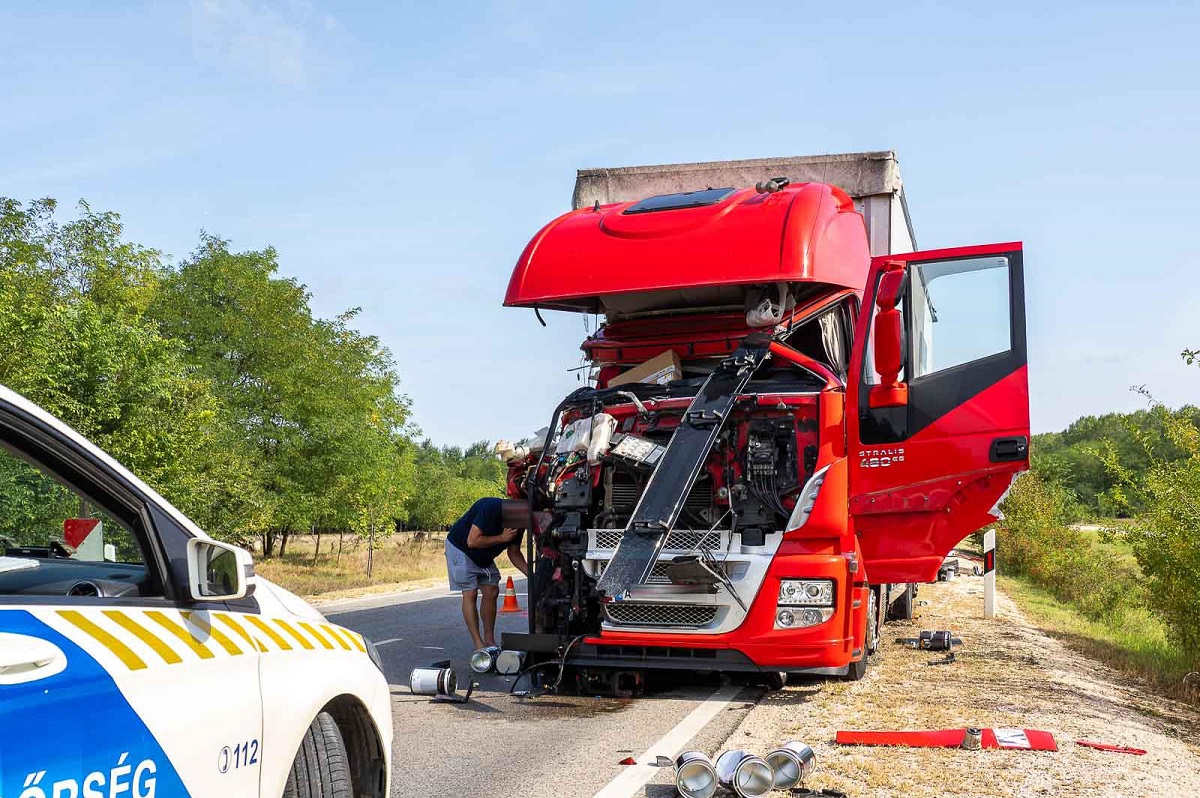Șofer român de TIR, scăpat miraculos cu viață dintr-un accident violent. Cabina a fost distrusă complet pe o autostradă din Ungaria