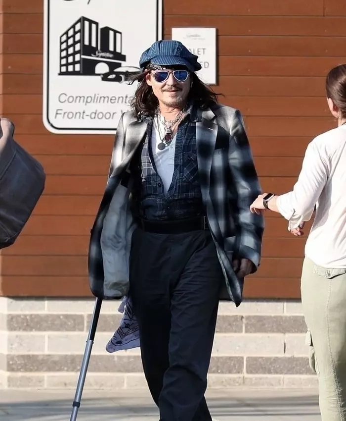 Johnny Depp a ajuns în baston, după ce recent a fost găsit inconștient într-o cameră de hotel