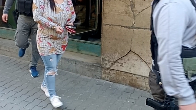 Budapesten fogták el a Top 50-es körözött bűnözőt: ez volt a 33 éves nő rovásán