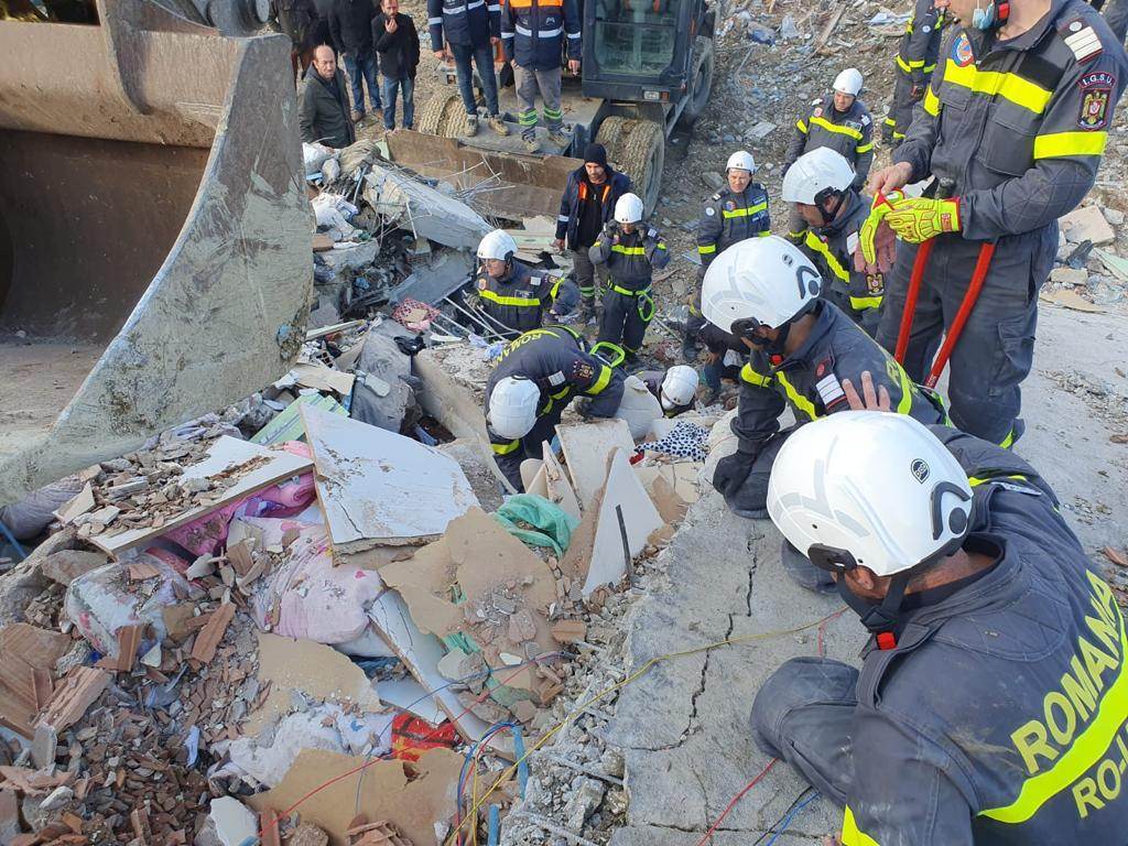 Imagini din timpul misiunii de recuperare de sub dărâmături a unei familii din Turcia, de către salvatorii români