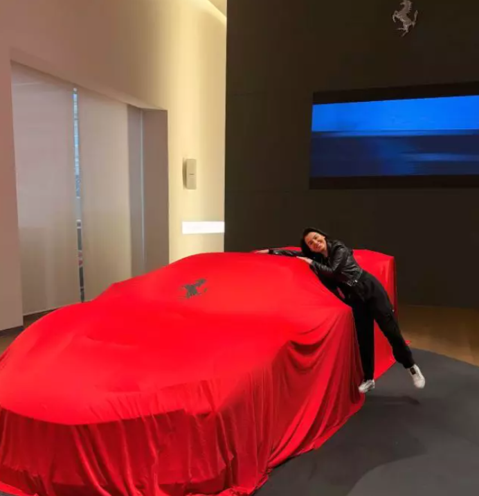 Romina Gingașu, soția lui Piero Ferrari, și-a cumpărat bolid de lux de 900.000 de euro. „Stilul meu 100%!”