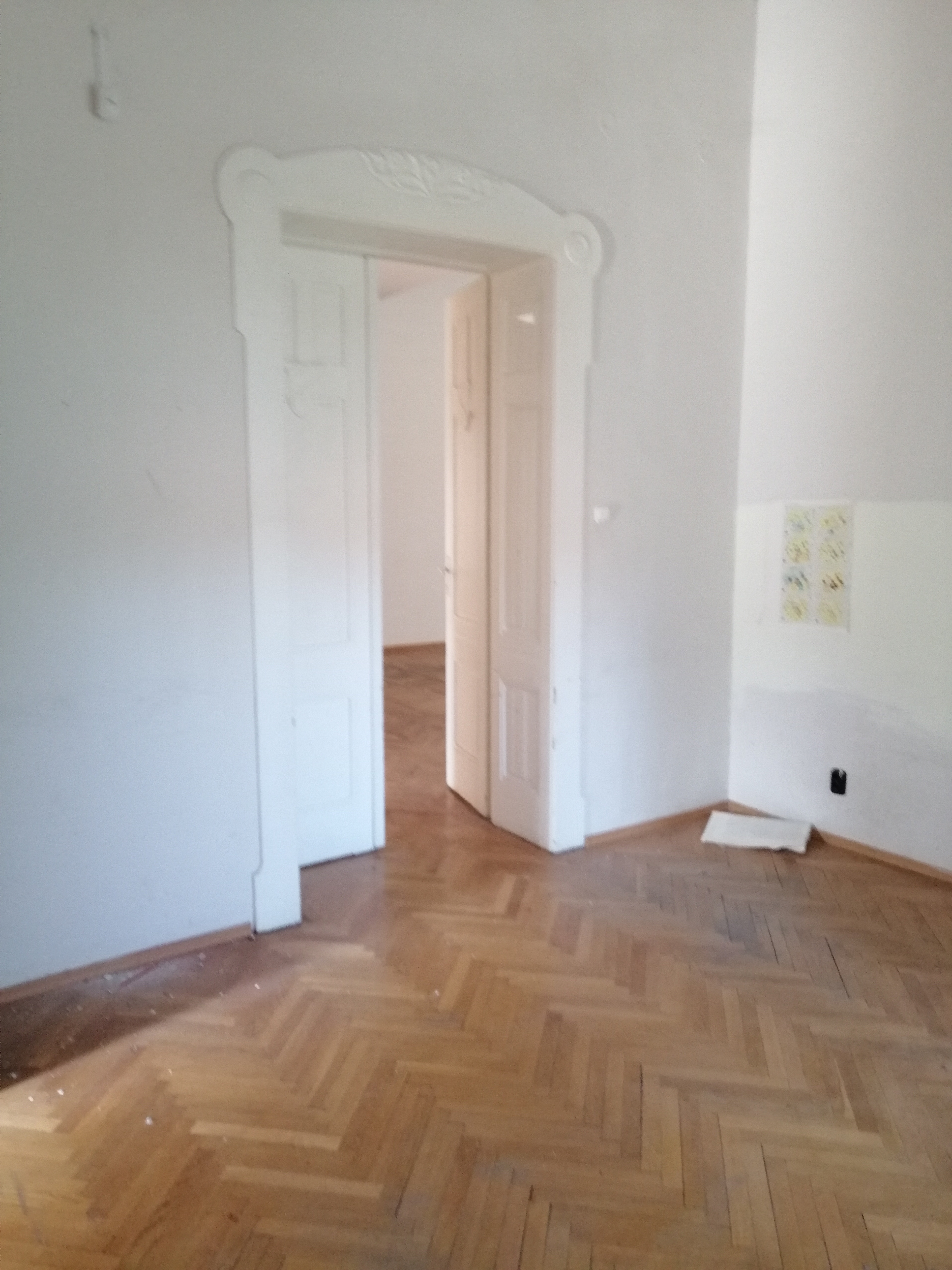 Se vinde o fostă vilă de protocol din vremea lui Ceaușescu. Cât cere statul pe clădirea nefolosită de 3 ani și cum arată acum