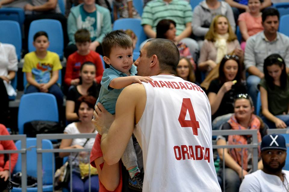 Și-a cerut iubita de soție pe parchet! Gestul superb al unui baschetbalist orădean de la U Cluj