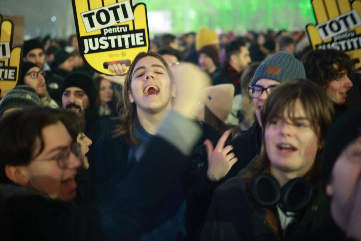 Generația Z, printre cei 4.000 de oameni prezenți în București la protestul pentru reformă în Justiție