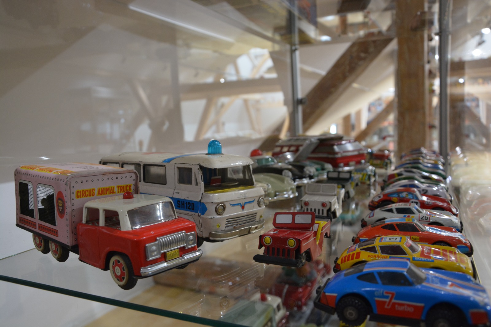 GALERIE FOTO/ Cea mai mare expoziție de jucării, în podul Muzeului de Istorie al Bucovinei. Geta și Liviu, replica românească a păpușilor Barbie și Ken