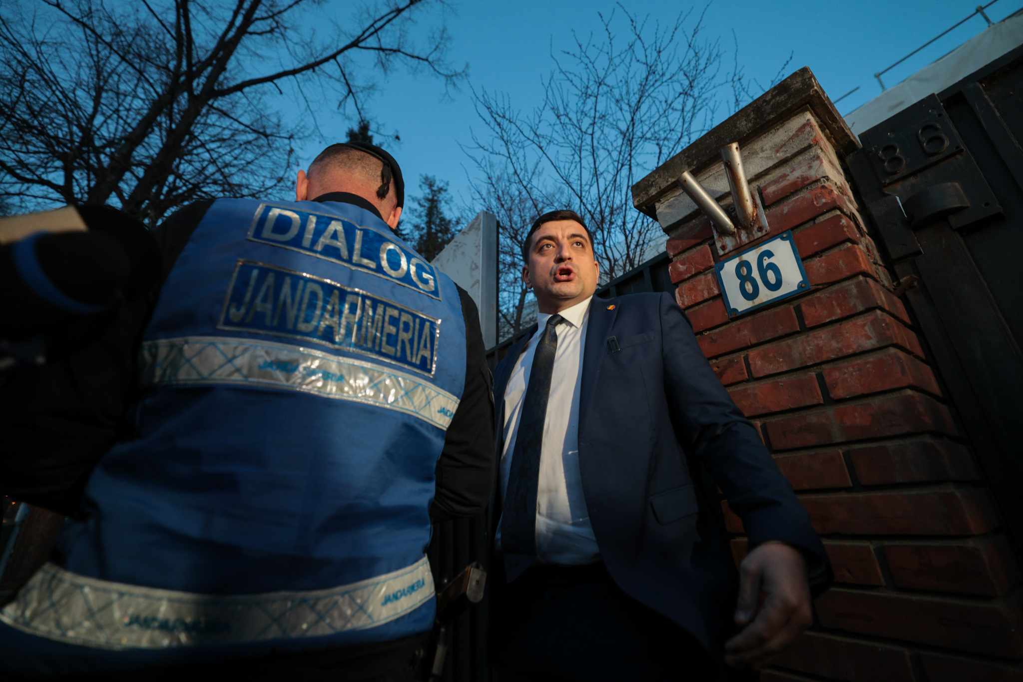 Protest AUR în fața imobilului din Aviatorilor renovat în secret pentru 7 milioane de euro: „După mandat, un palat”