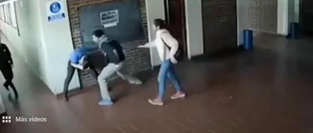 Răzbunarea unui tată vitreg. L-a luat la bătaie pe profesorul care i-a abuzat fiica | FOTO & VIDEO