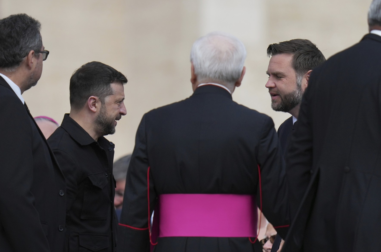 Gestul făcut de J.D. Vance și Volodimir Zelenski la prima întâlnire după cearta pe care au avut-o în Biroul Oval