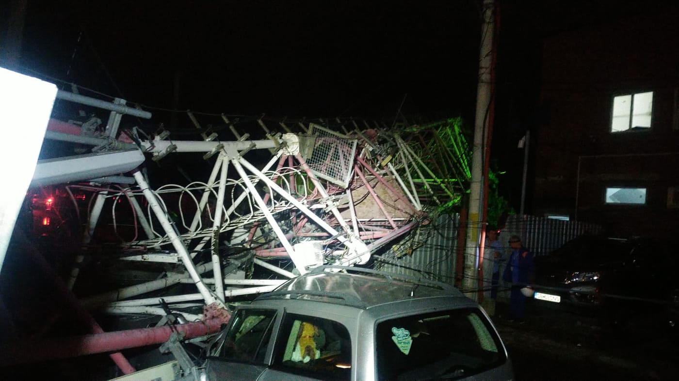Furtună violentă în București și în Ilfov. Două persoane rănite, după ce o antenă GSM a căzut peste casele lor