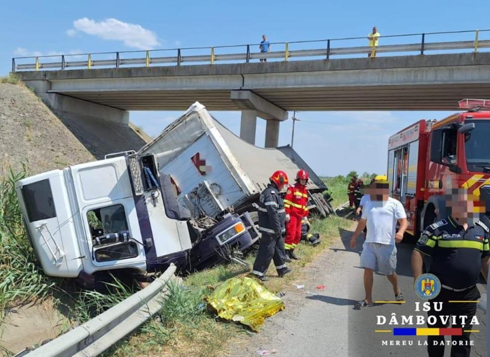 Trei morți și patru răniți pe A1 București-Pitești, după ce un TIR și o dubă s-au ciocnit