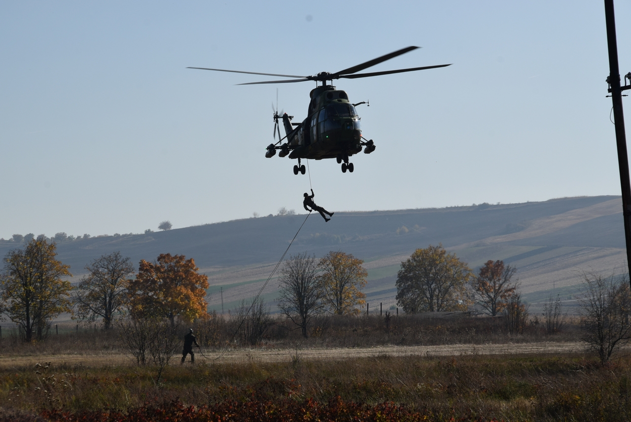 GALERIE FOTO | Exerciţiu militar spectaculos la Târgu Mureş. Elita forțelor speciale, antrenamente la limită