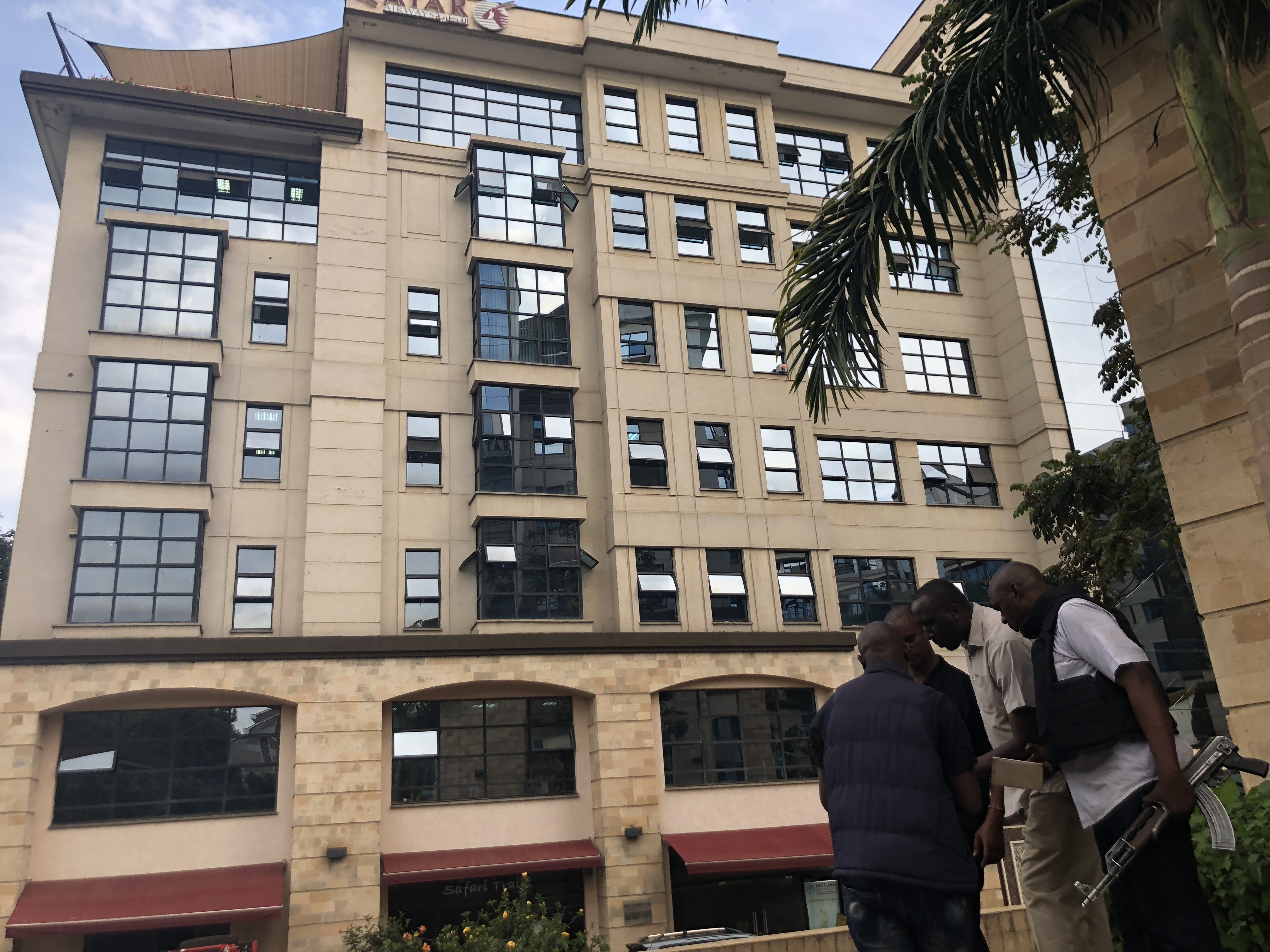 FOTO | Atac terorist cu explozii și focuri de armă la un hotel de lux din Kenya. "Oamenii fugeau speriați"