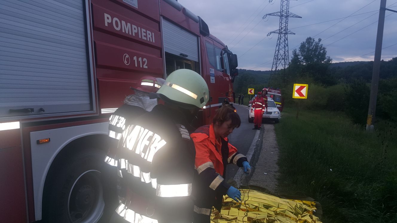 Accident în Mihăeşti, județul Vâlcea. Doi oameni au murit și alți trei sunt răniți