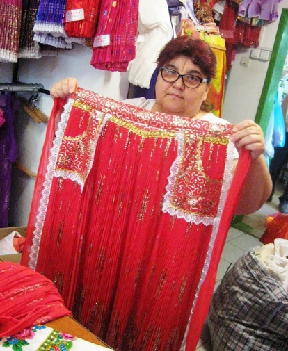Costumele tradiționale ţigăneşti confecţionate la Arad ajung în toată Europa