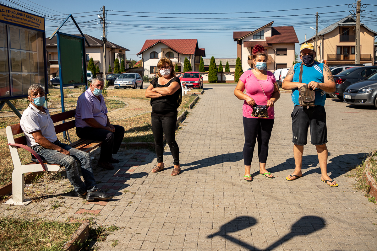 VIDEO | Bătălia pentru apă continuă în Poiana Lacului. Sătenii protestează, primarul le promite apă la program: “Dacă mor, n-au cu ce să mă spele!”