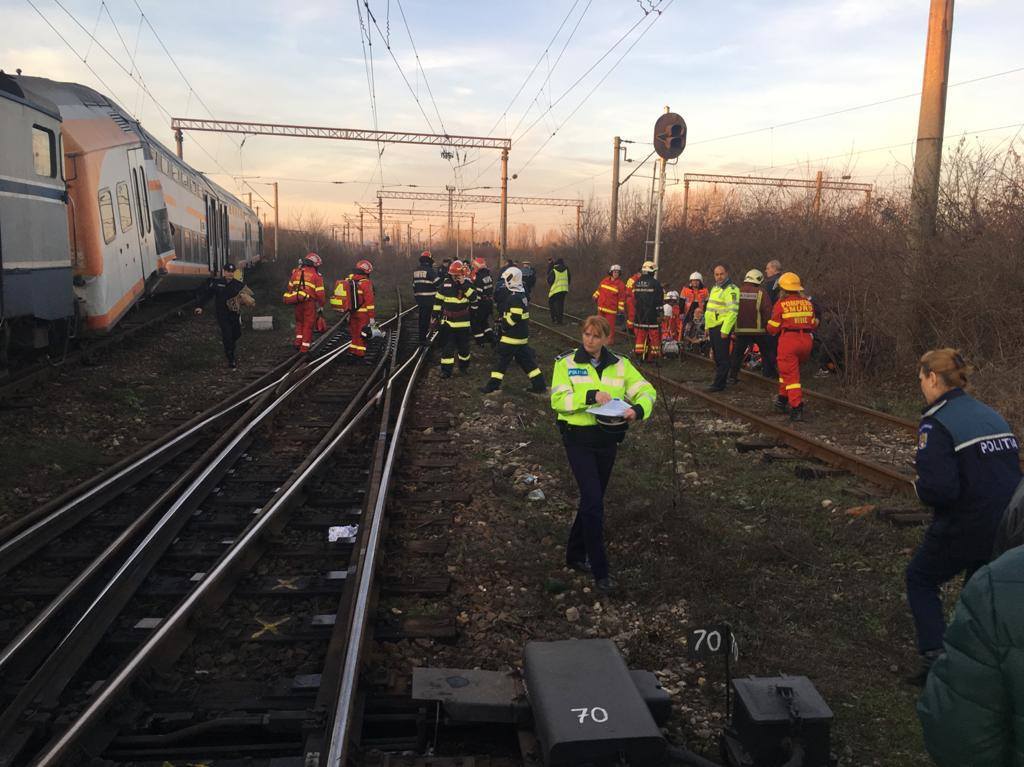 UPDATE | Accident feroviar soldat cu 11 victime, după ciocnirea a două trenuri între Ploiești și Brazi. Un rănit, dus cu elicopterul la București