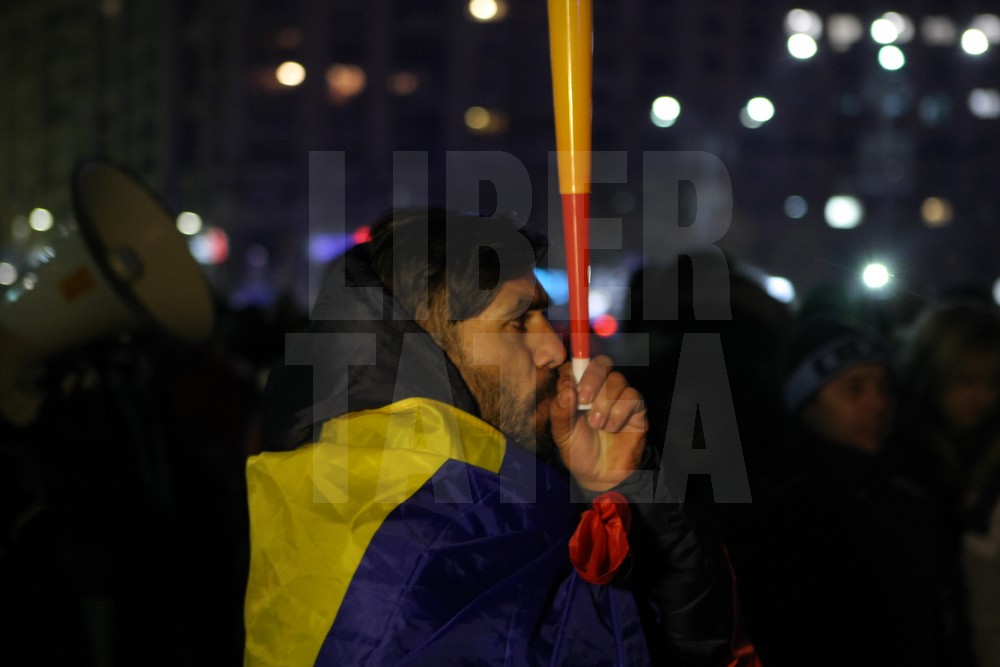 UPDATE. Protest, miercuri seara, în Piața Victoriei. ”Uniți toți, scăpăm țara de hoți!”. Hora frăției, în fața Guvernului / GALERIE FOTO