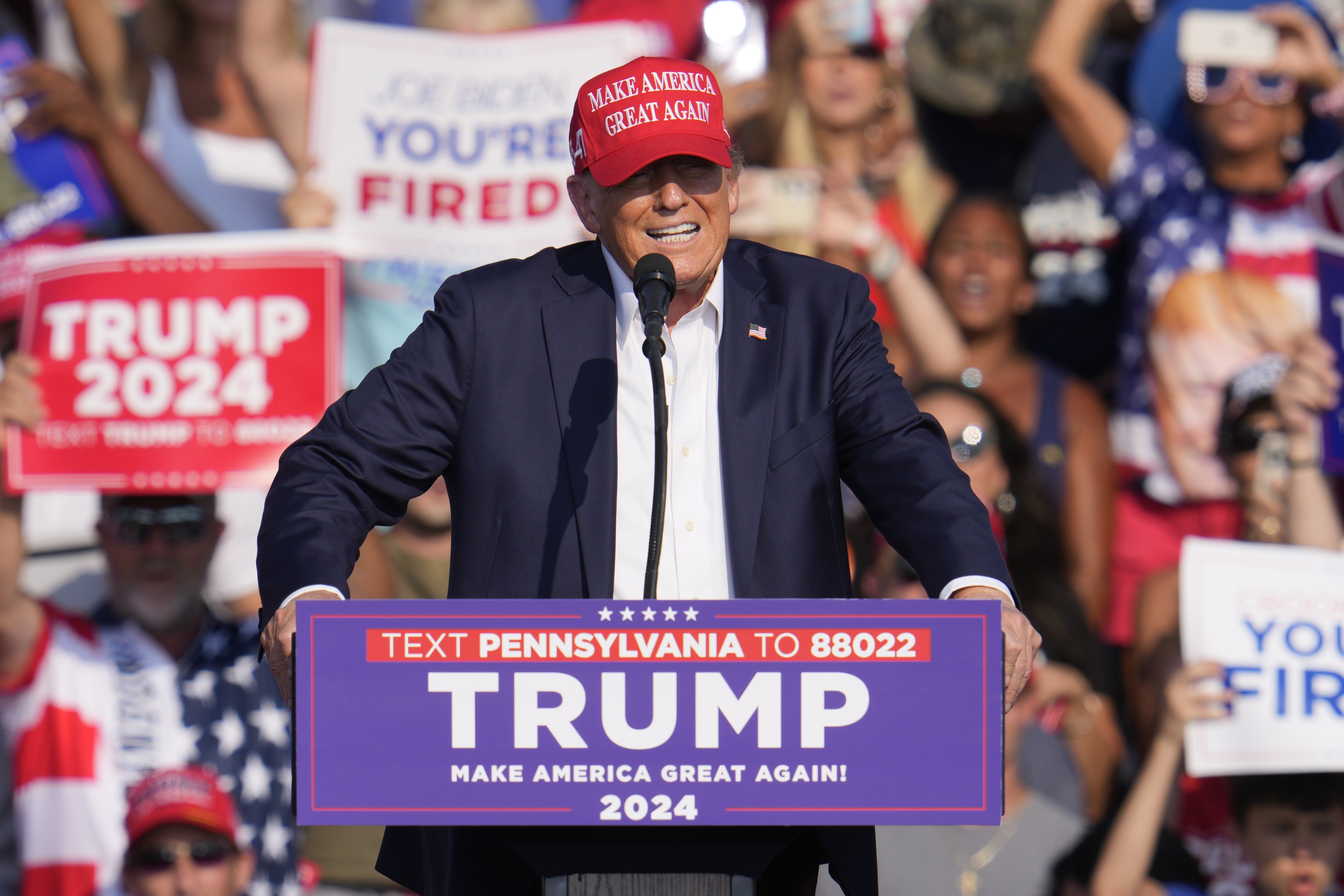 „Pare o mare înscenare”. Teoriile conspirației s-au răspândit după atacul asupra lui Donald Trump. Fotografia care a amplificat speculațiile