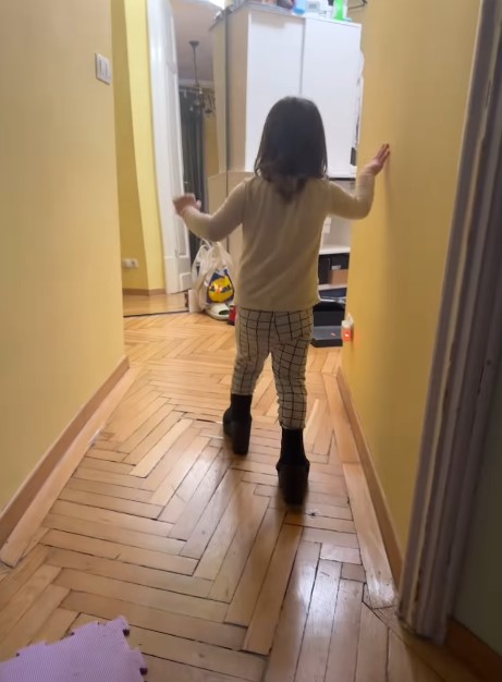 Imagini din apartamentul în care Cristina Cioran locuiește cu cei doi copii. Casa vedetei e plină cu jucării