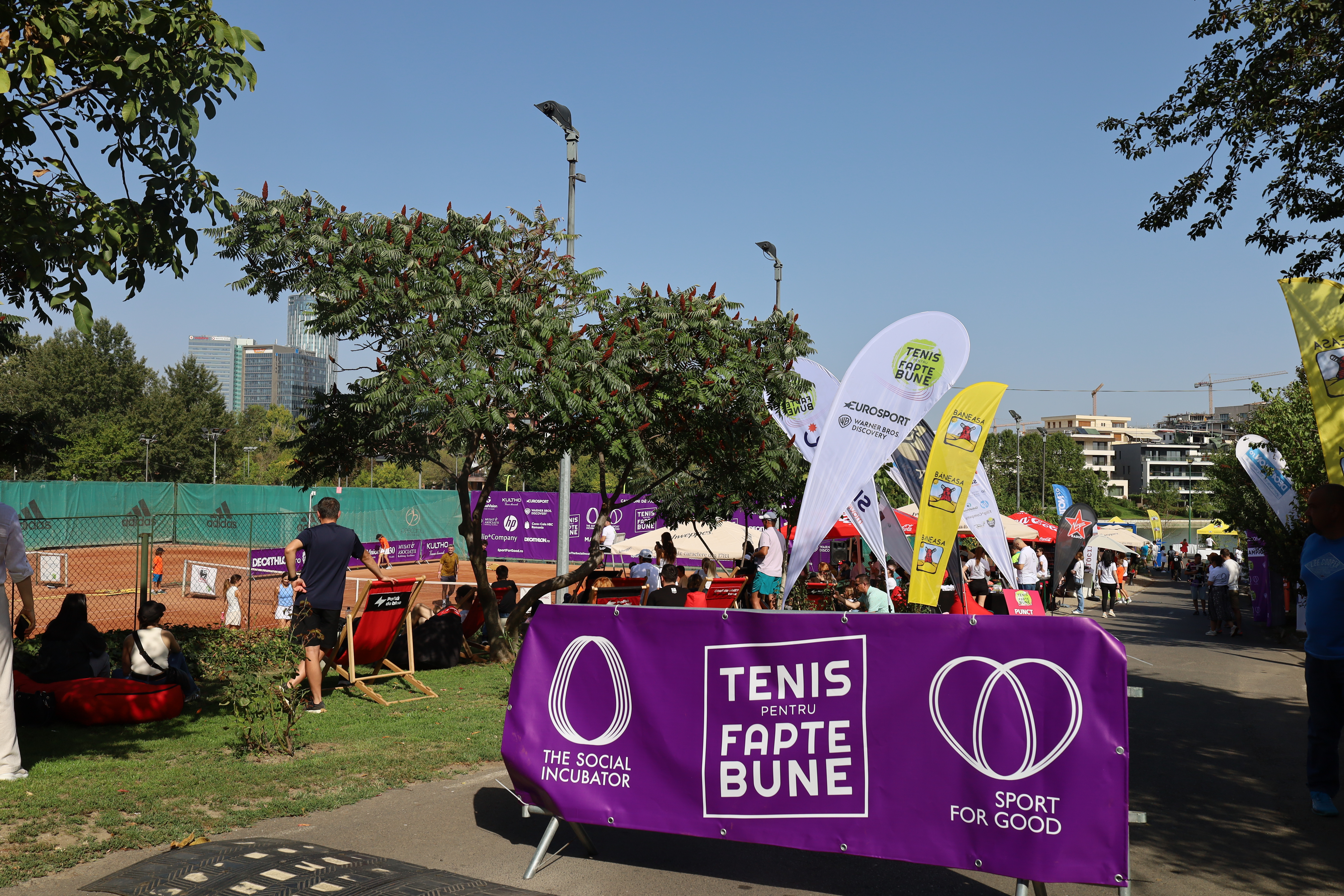 „Trebuie să fim un pic încurajați”. Au jucat tenis și au strâns bani pentru tinerii care ies din centrele de plasament
