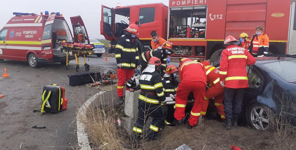 O asistentă medicală plânge lângă șoferul mort într-un accident din Teleorman: „Durerea neputinței”