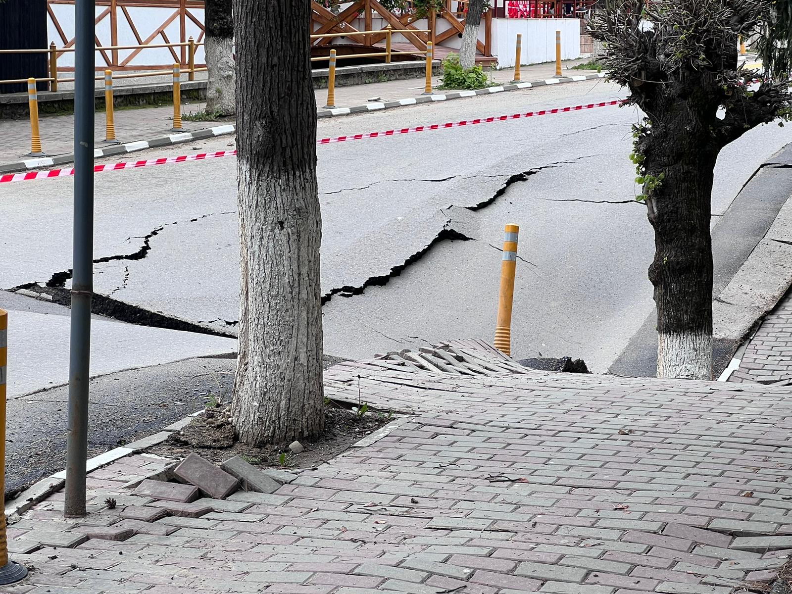 Imagini din orașul Slănic, unde o stradă s-a surpat pe o suprafaţă mare