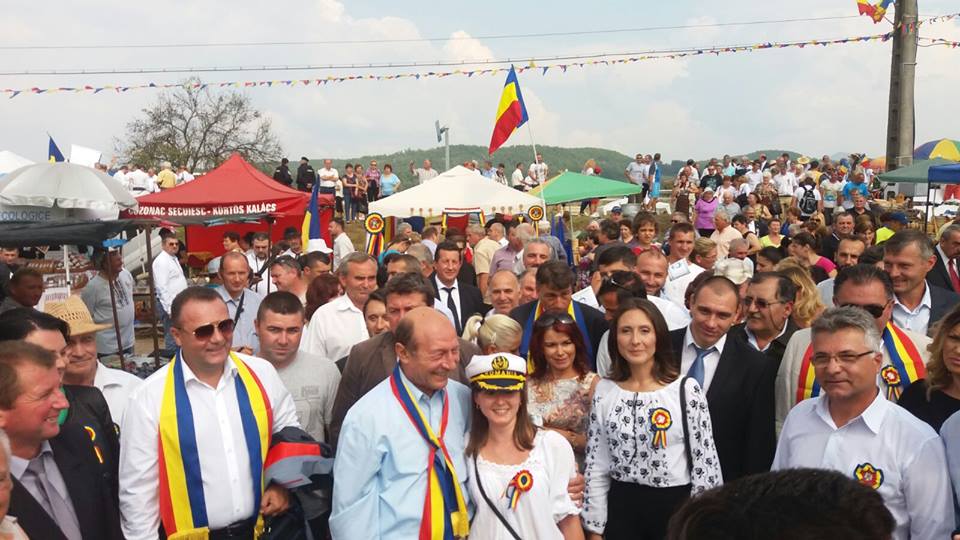 Ia tradițională românească, promovată de politicieni. Cum a ajuns costumul popular să fie admirat în toată lumea