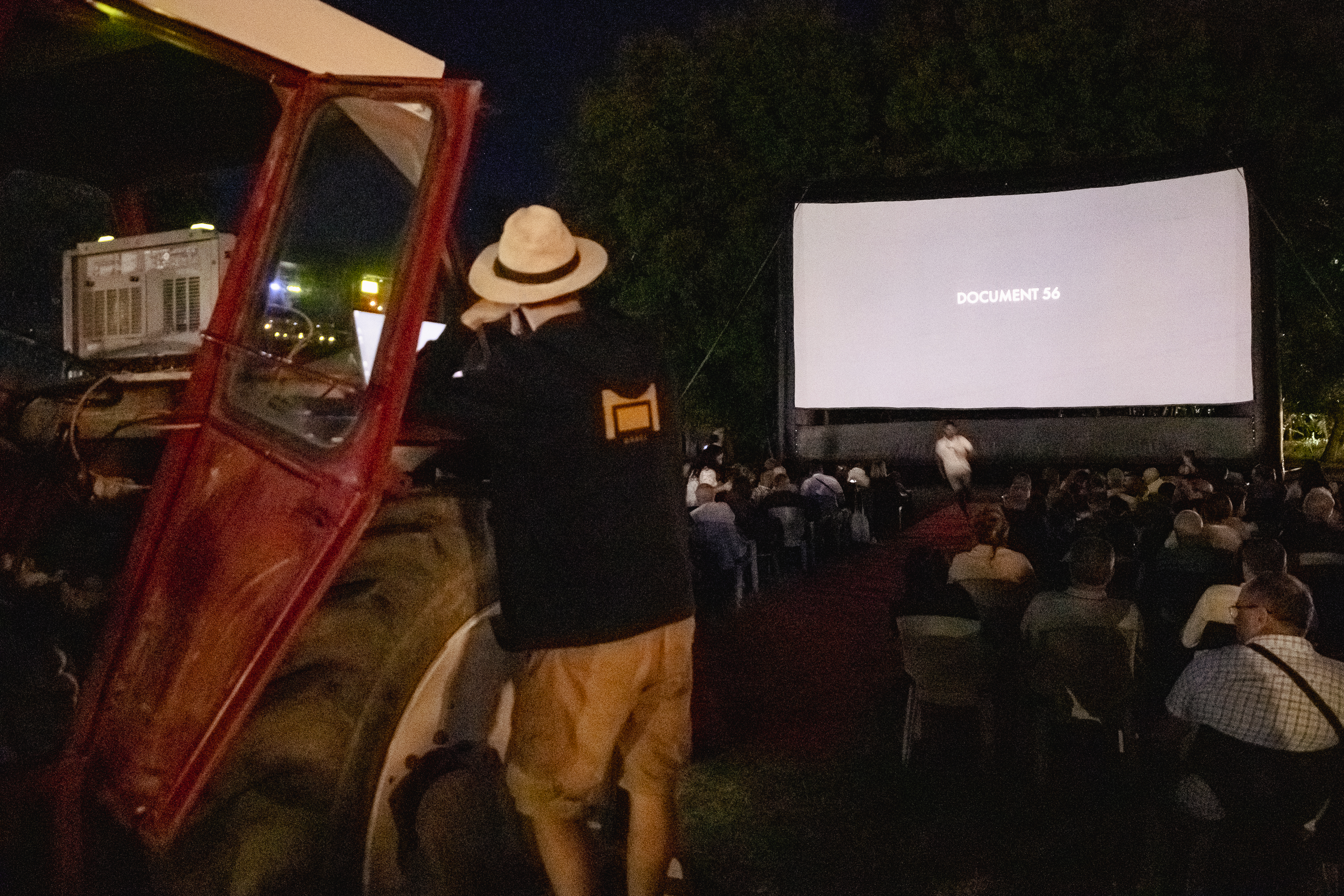 REPORTAJ Actorul Cuzin Toma a venit cu Taraful Caliu să aducă Film în Sat, la Peștișani, Gorj: „Să știe oamenii care m-au văzut crescând că joc și roluri serioase!”