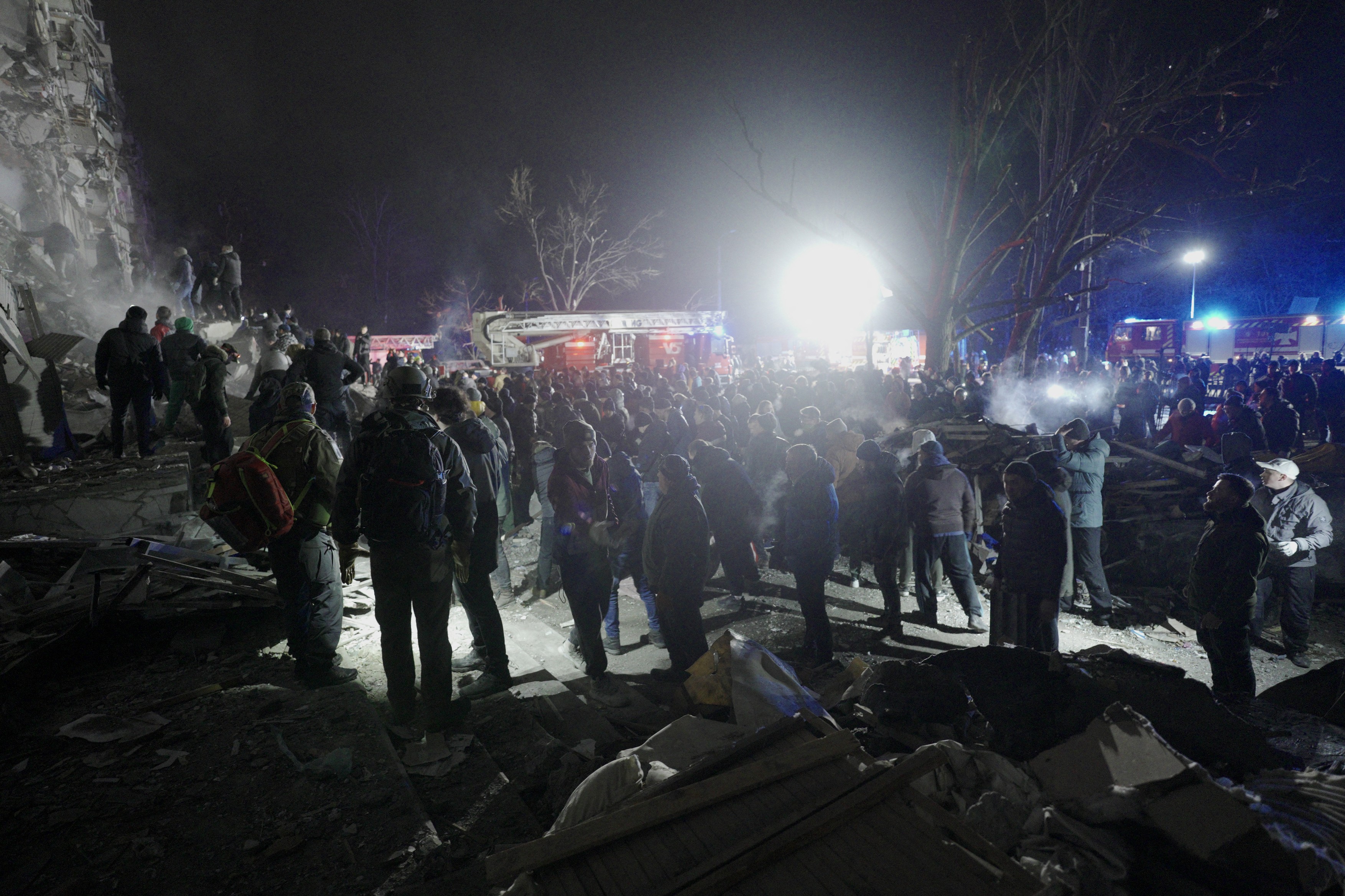 Imagini de la operațiunile de salvare a oamenilor prinși sub ruinele blocului lovit de o rachetă rusească în Dnipro