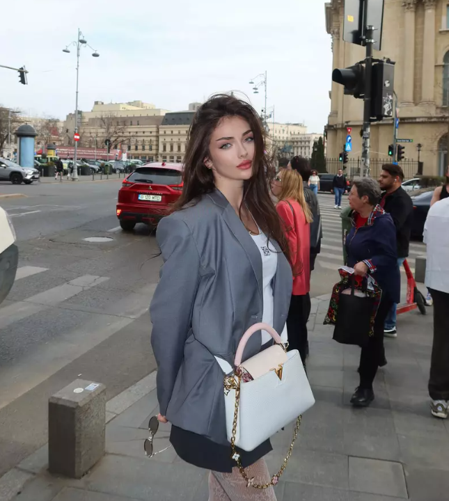 Cine este iubitul Andreei Bostănică. Au apărut primele imagini cu milionarul care o răsfață pe „regina TikTokului”