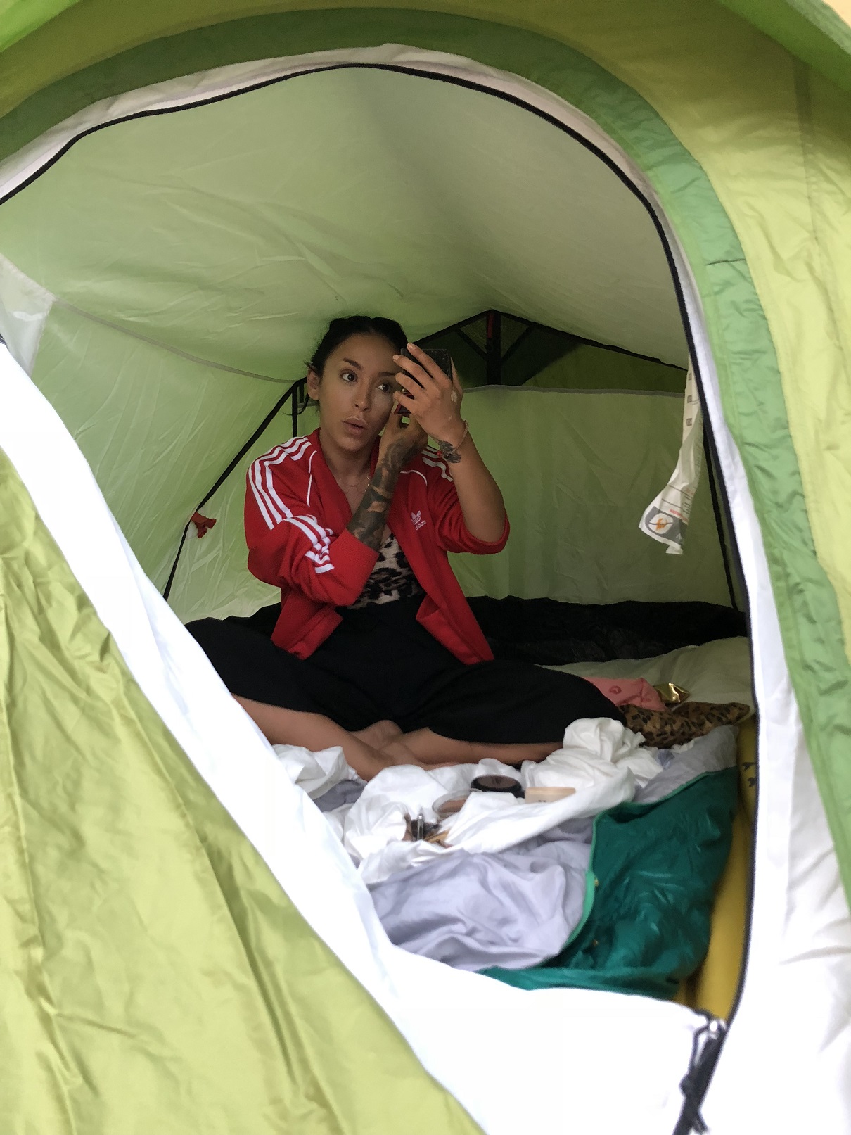 Concurenții din Asia Express au dormit în case cu şerpi, în cort şi împreună cu niște capre | FOTO