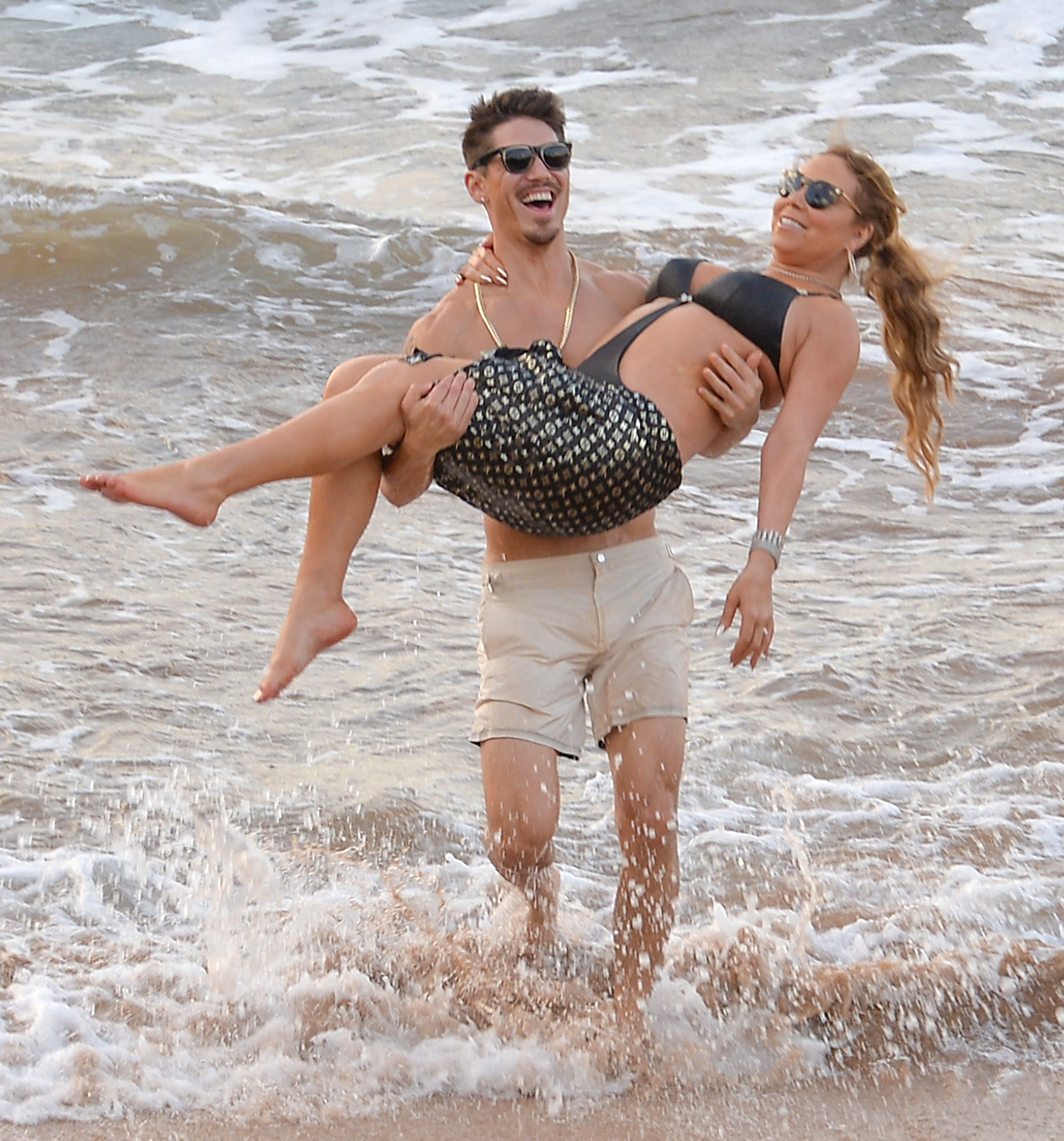 Mariah Carey, în tandrețuri cu dansatorul ei pe plajă | FOTO
