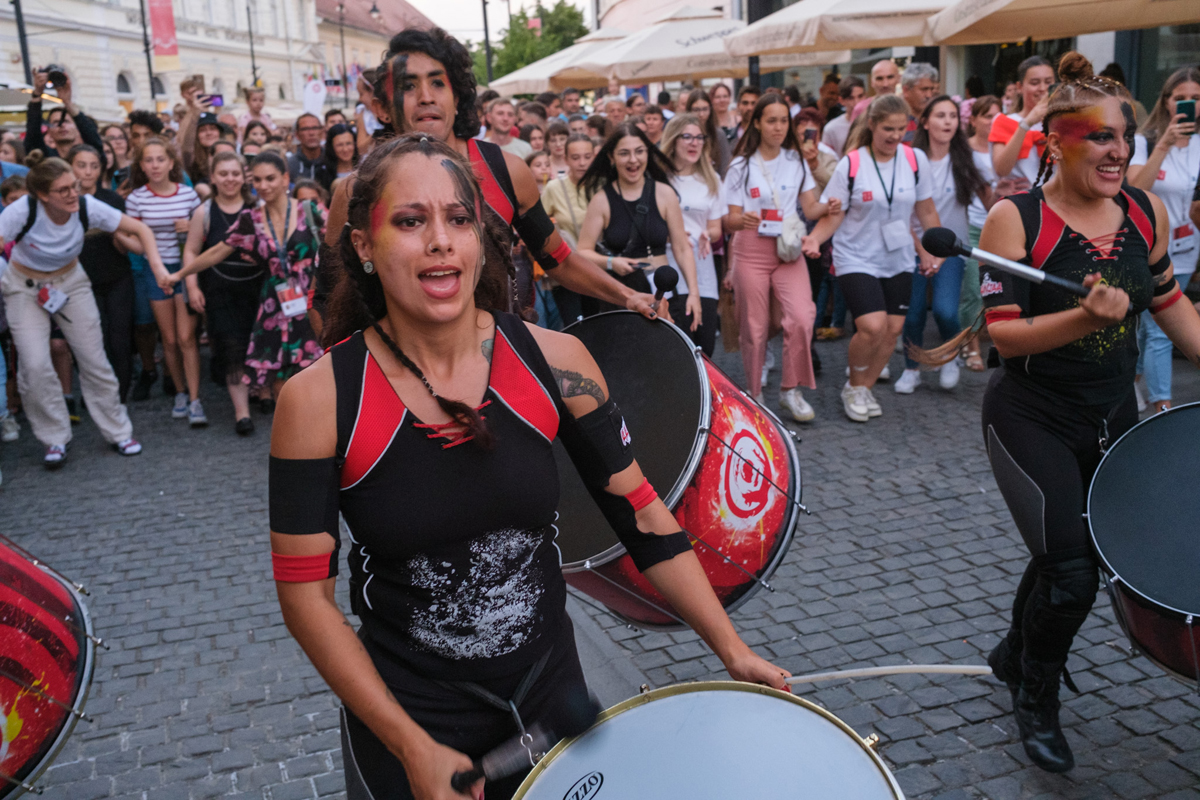 FOTOREPORTAJ de la Festivalul de Teatru de la Sibiu. Cum se transformă străzile unui oraș în scenă