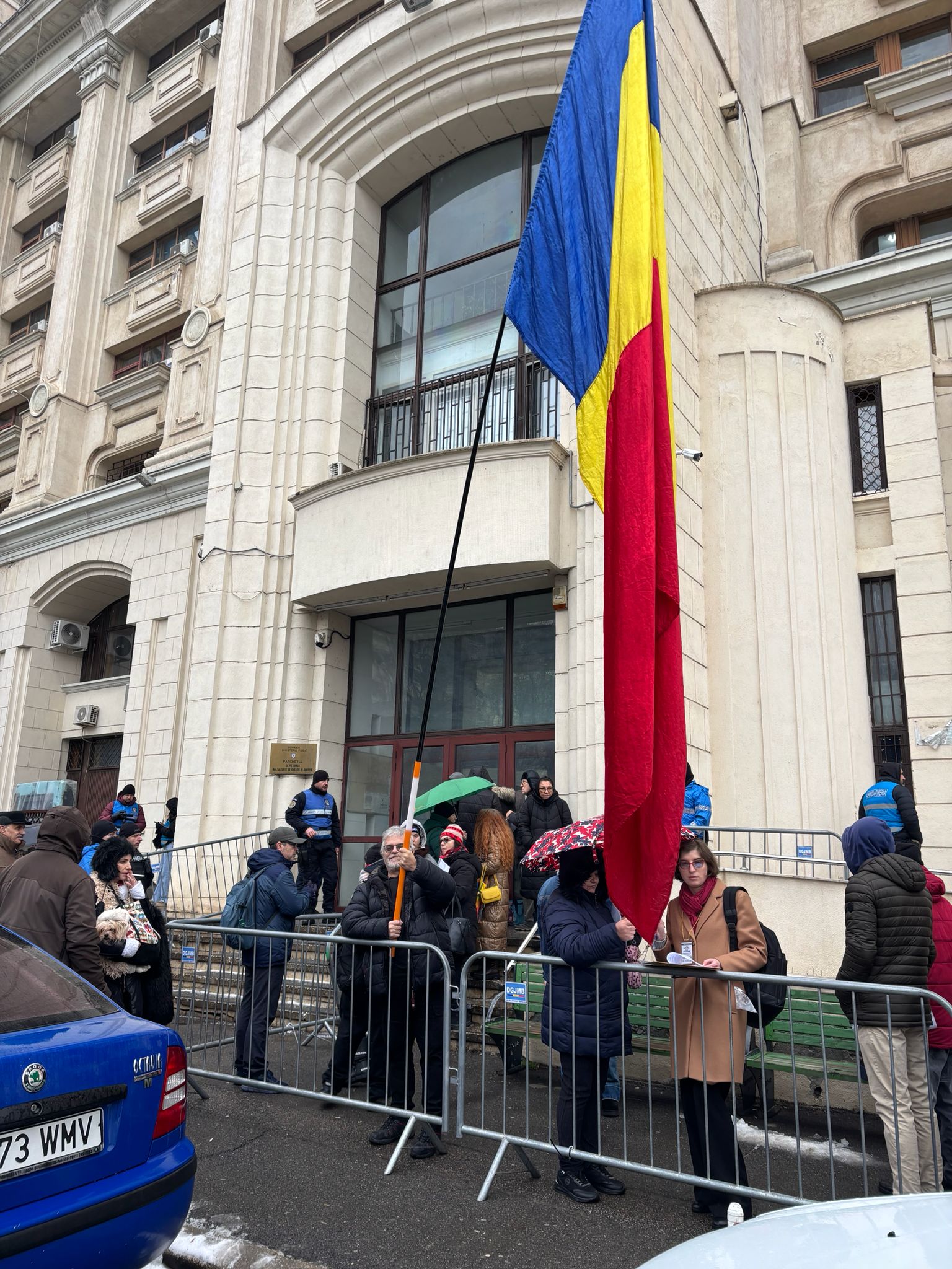 În „Valul Democrației” al susținătorilor lui Călin Georgescu: „Să se aleagă praful de tine, dacă nu scrii adevărul!” 