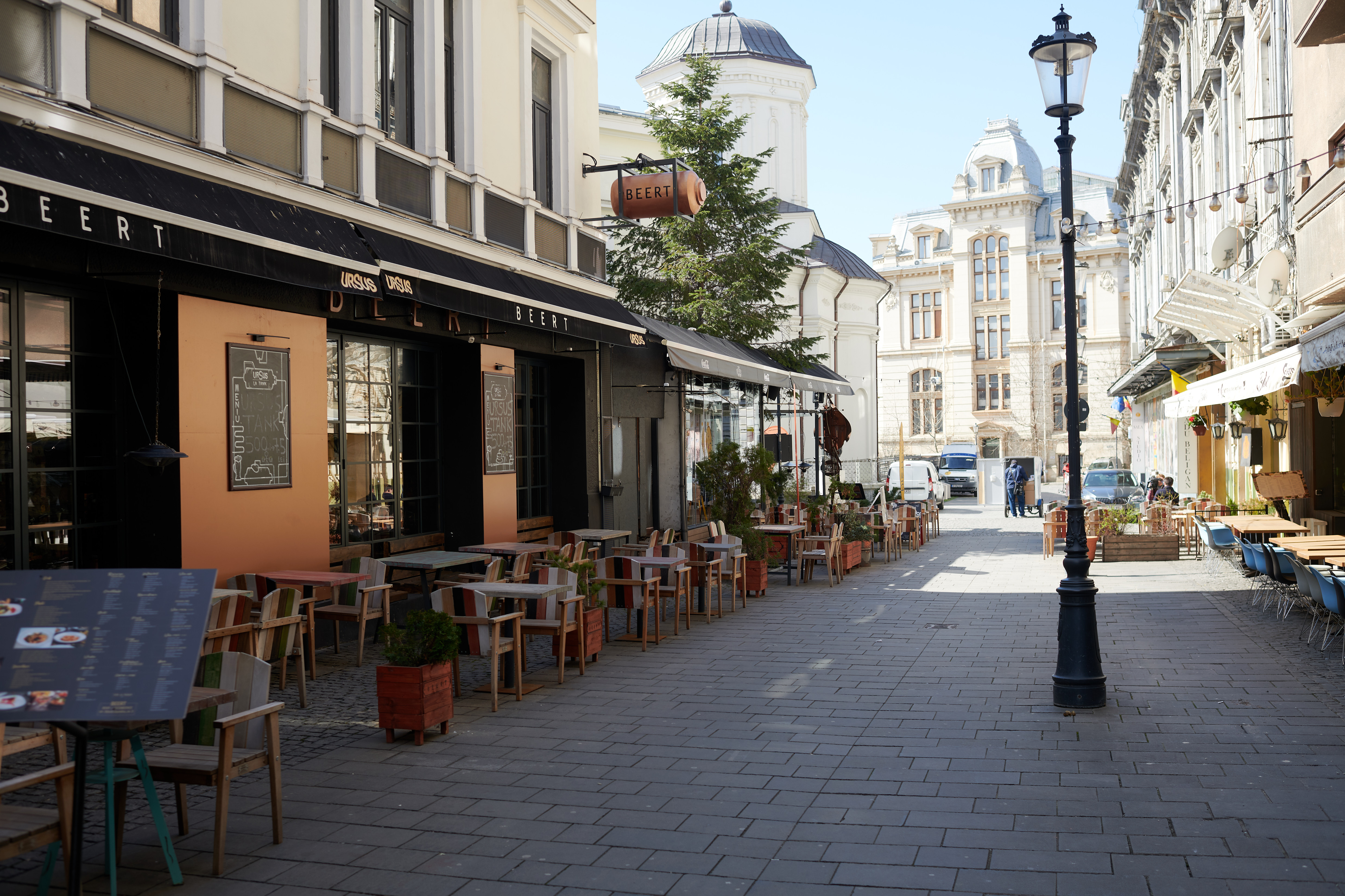 Starea de urgență îi ține pe bucureșteni în case și închide localurile din Centrul Vechi. Fotografii cu Capitala goală