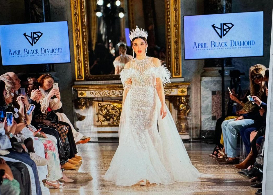 El Chapo felesége a börtönből a kifutóra érkezik