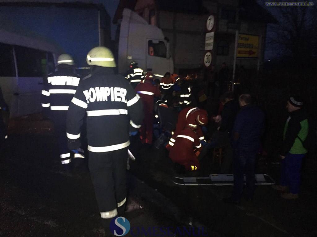 Accident în județul Cluj. 16 răniți, după ce un microbuz s-a ciocnit violent de un tir