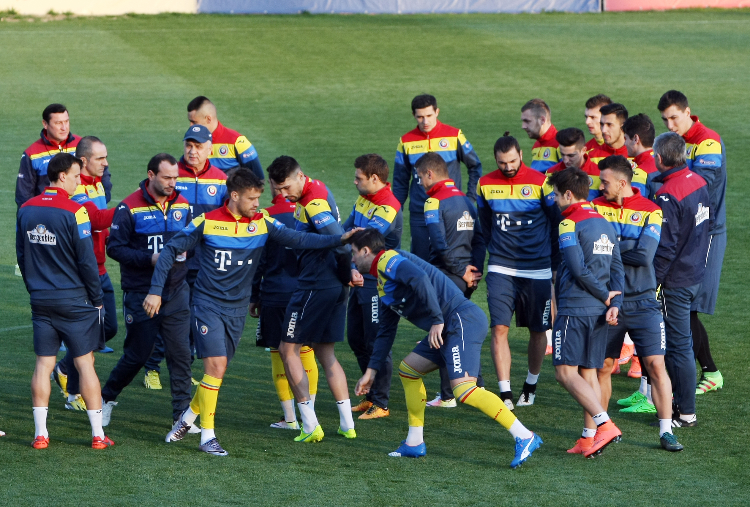 România - Lituania (amical, miercuri, 20.00, Giurgiu). Atenție, tricolori! Iordănescu, cel mai prost plătit selecționer de la Euro,  nu glumește! ”Tata Puiu” a lăsat mereu acasă jucători care au jucat în preliminarii și a luat câte trei-patru debutanți la turneele finale