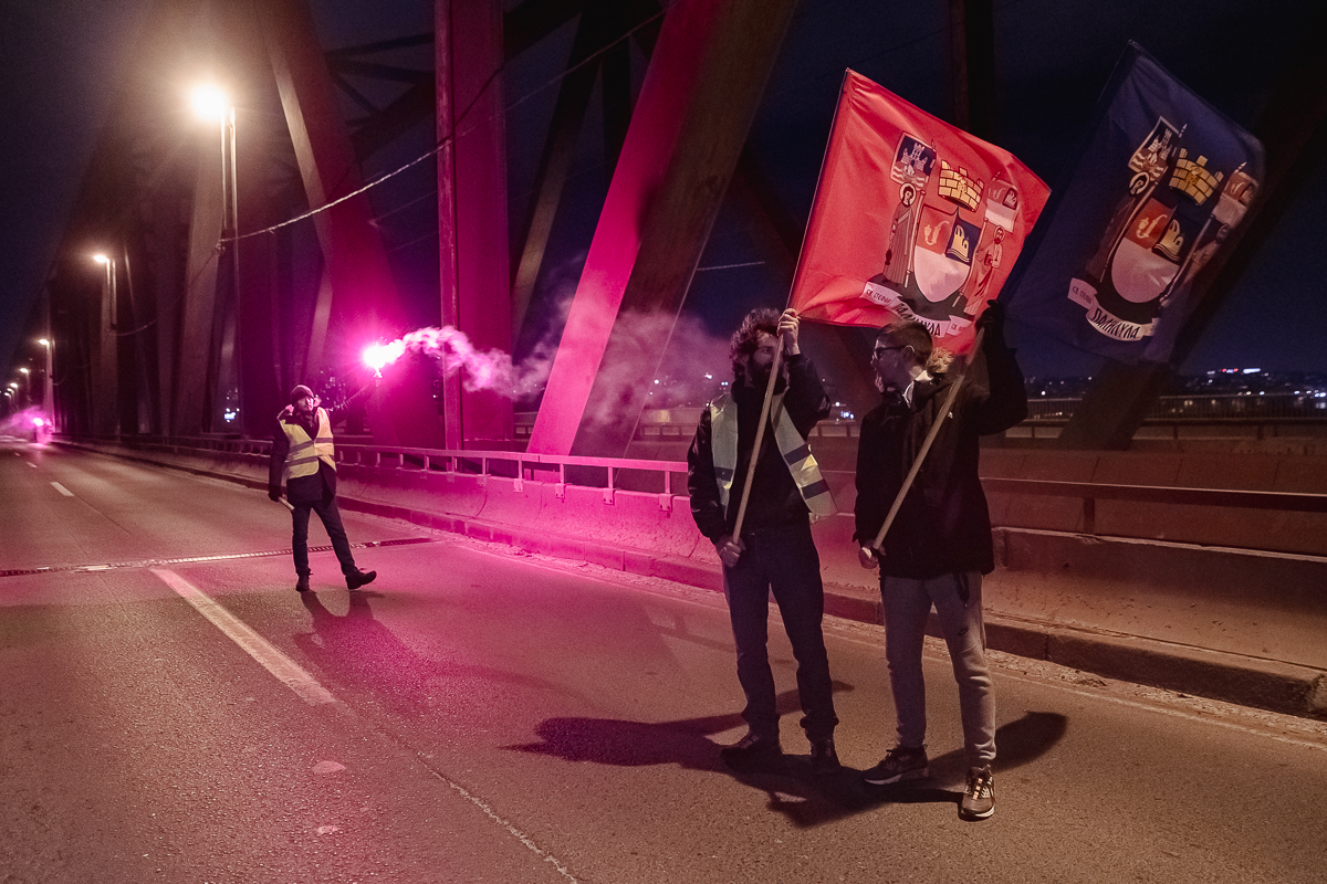 Blocadă pe un mare pod peste Dunăre din Belgrad. De aproape 4 luni, sârbii strigă „Corupția ucide!” | Video/Fotogalerie