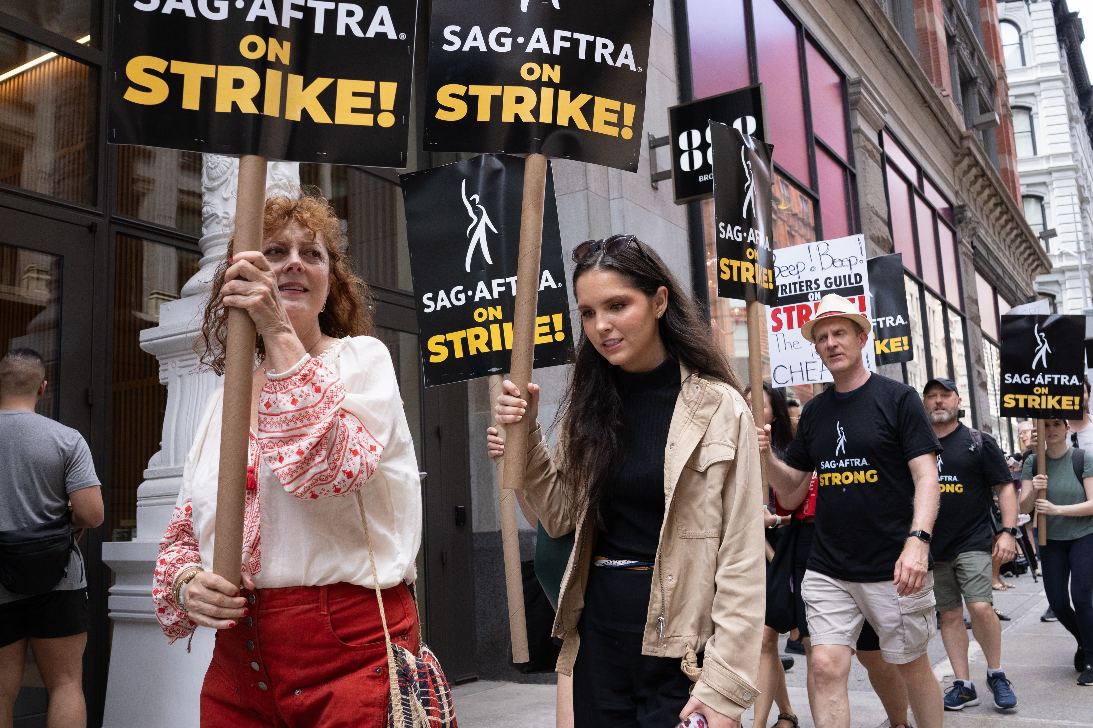 Vedetele s-au alăturat celei mai mari greve de la Hollywood din ultimii ani și au pichetat sediile principalelor studiouri americane