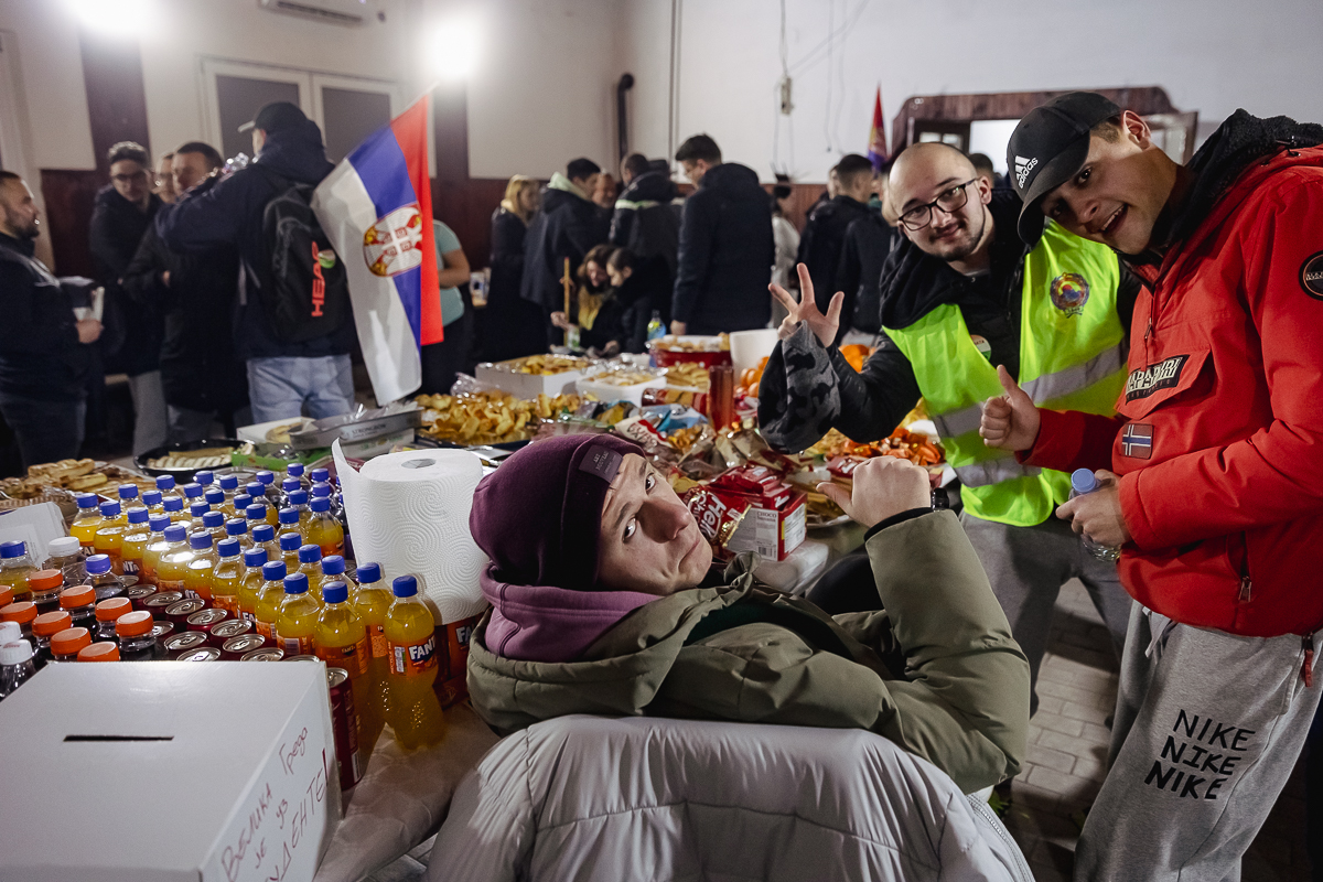Cum protestează studenții sârbi prin marș și de ce strigă numele Laurei Kovesi