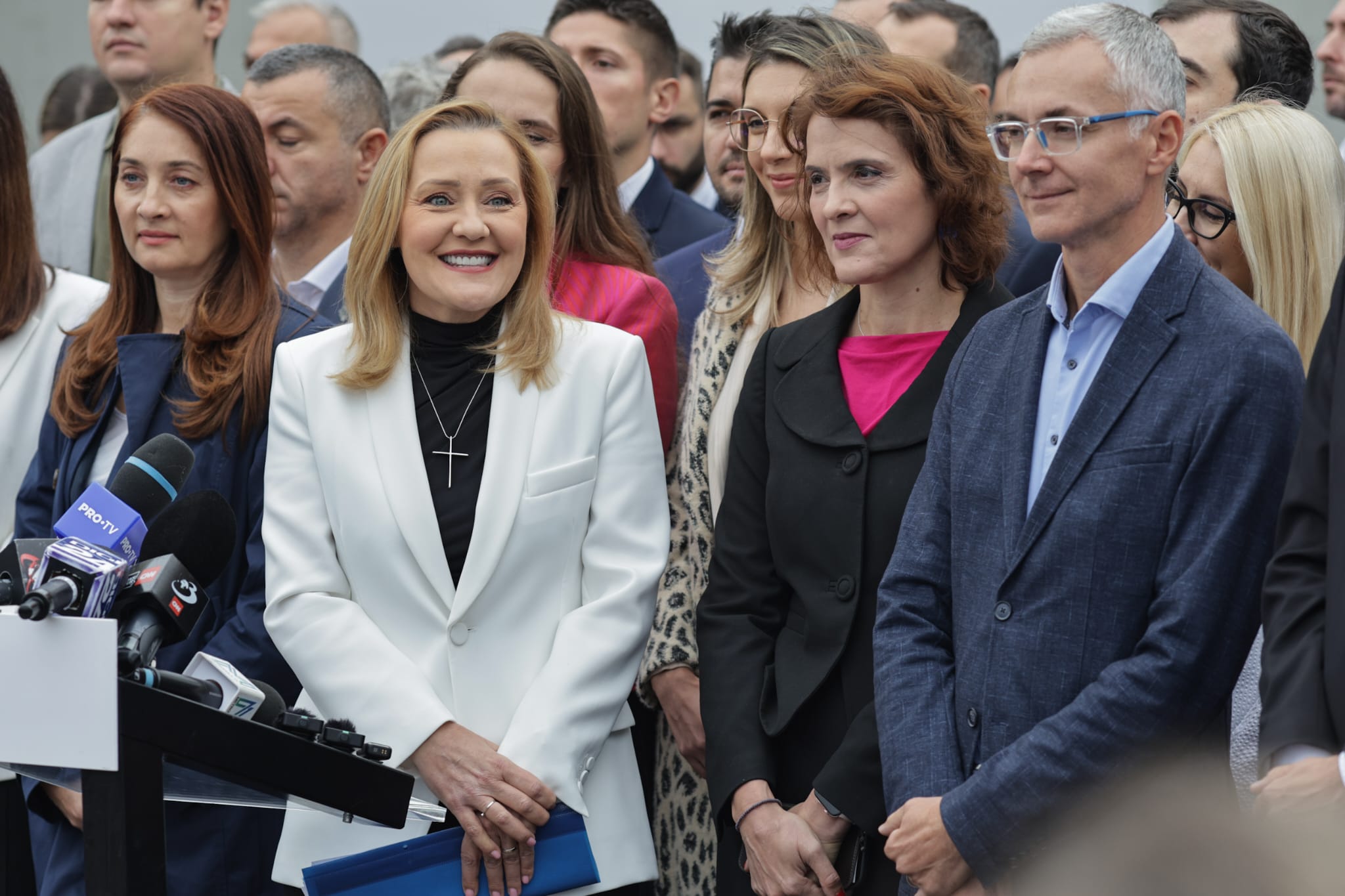 Elena Lasconi și-a depus candidatura la prezidențiale. Atac la Nicolae Ciucă: „Asta știe să facă, să execute ordine” | VIDEO