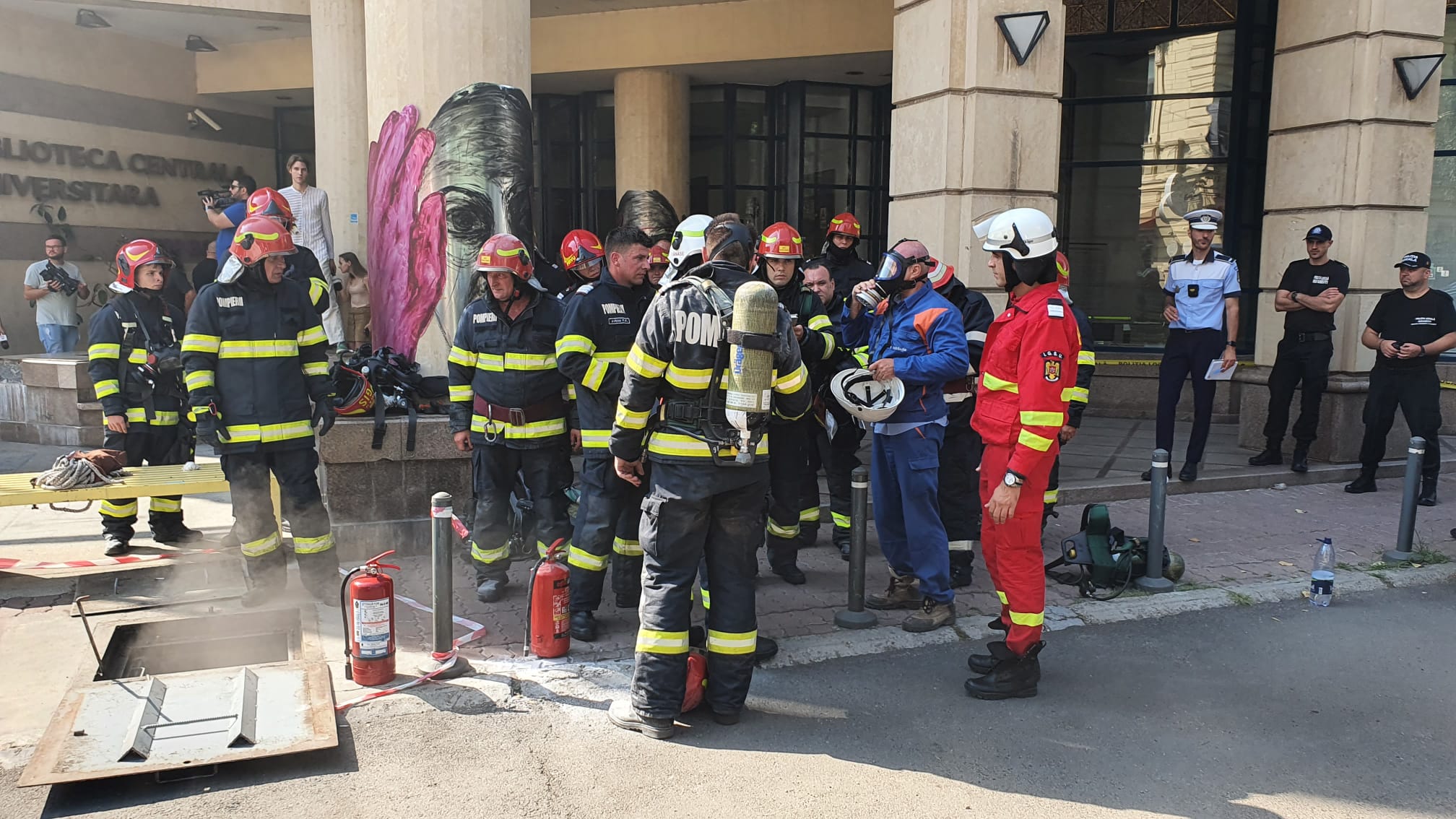 Un muncitor a murit în timp ce lucra într-un canal lângă Biblioteca Centrală Universitară din București. Bărbatul, surprins de un incendiu