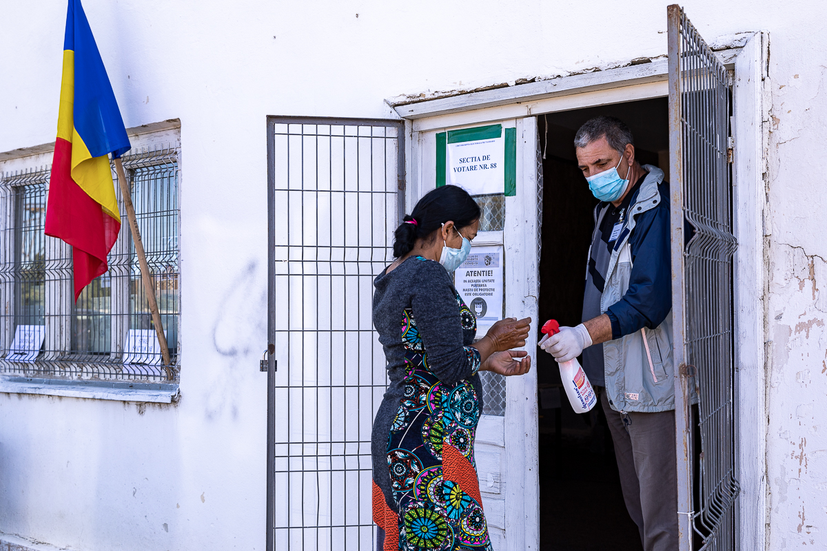 Cozi la alegeri în Ţăndărei, fost focar de Covid-19. Oamenii au votat pentru “şuşale”